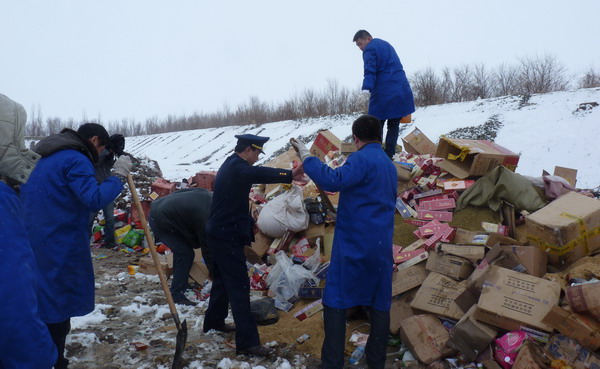 3月15日塔城海关销毁一批走私香烟