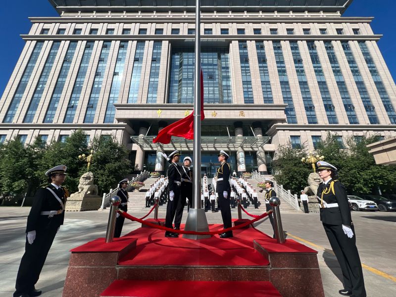 乌鲁木齐海关及关区各单位举行“五一”升国旗仪式