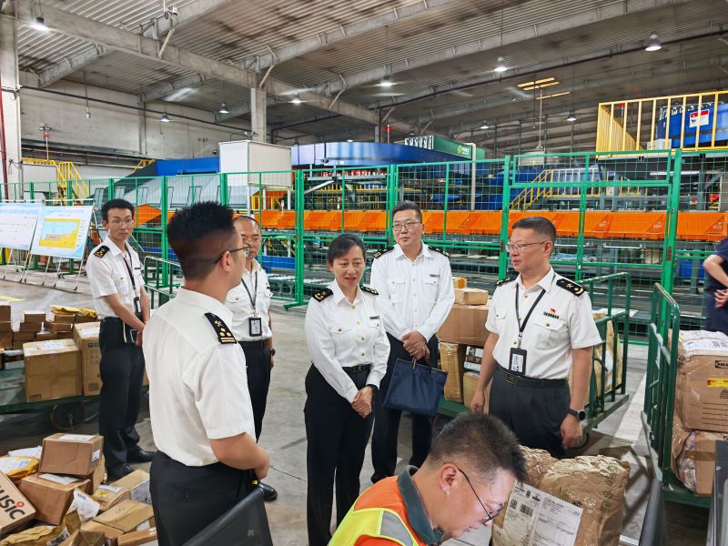 7月13日，副关长李清华在乌鲁木齐航空口岸调研 图薛强强