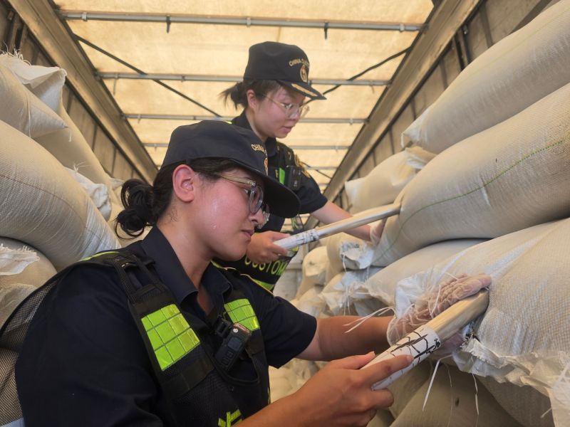 1.塔城海关关员对边民互市进口亚麻籽进行查验 图银提扎尔·库尔班