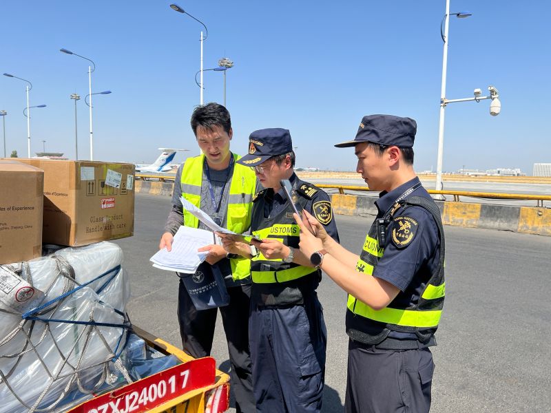 3.乌鲁木齐天山机场海关关员在55℃的高温环境下对进出口货物进行监管 图刘飞虎